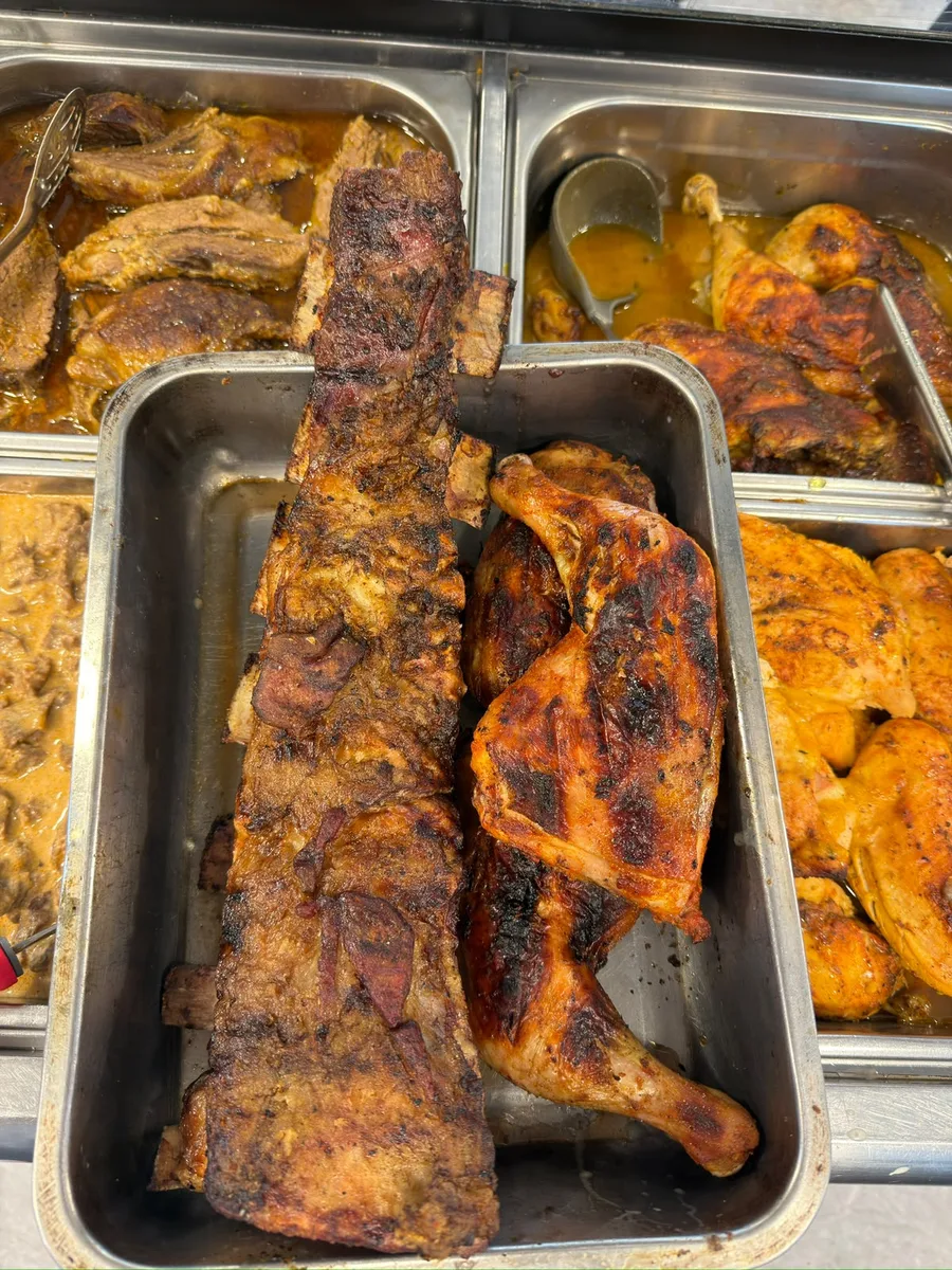 Costilla y pollo al horno en la barra